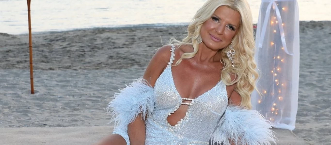 Από το νοσοκομείο με κορωνοϊό στη βεράντα με χρυσό μαγιό η «Πατούλαινα»! (φώτο)